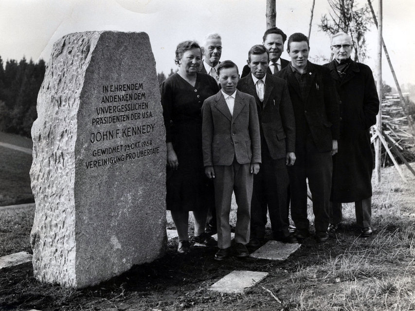 Initiant Max Mössinger (hinten in der Mitte) und die Anwesenden bei der Einweihung des JFK-Steins 1964. Vorne steht der damals 12-jährige Ernst Ulrich (Bild: zvg)